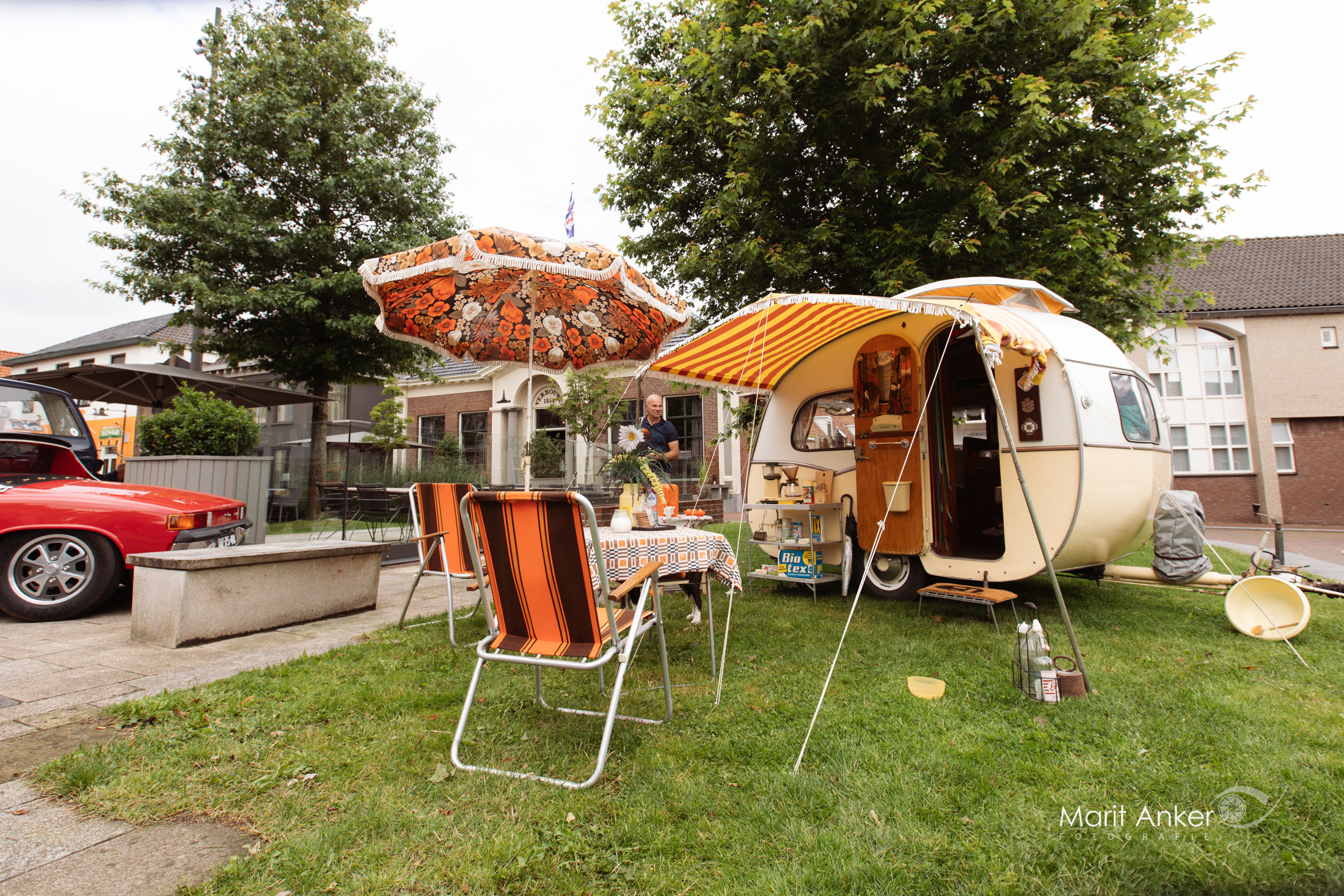 Bezoekers bij de oldtimers